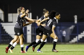 Elenco feminino do Corinthians venceu o Santos pelo placar mnimo