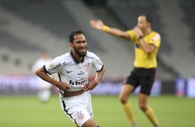 Everaldo comemorando seu gol contra o Athletico-PR