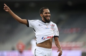 Everaldo comemorando seu gol contra o Athletico-PR, pelo Brasileirão