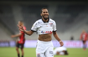 Everaldo marca o gol salvador que deu a vitória para o Timão sobre o Athletico-PR