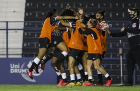 Jogadoras do Corinthians feminino comemorando muito gol contra o Santos