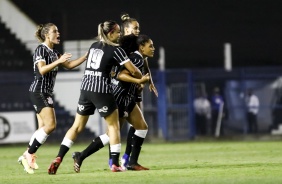 Jogadores do feminino comemorando gol contra o Santos, pelo Brasileiro da categoria