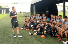 Vagner Mancini conhece elenco do Corinthians em seu primeiro dia no comando da equipe