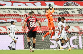 Walter faz defesa no jogo contra o Athletico-PR, pelo Campeonato Brasileiro