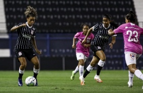 Ingryd e Victria no jogo contra o Santos, pelo Brasileiro Feminino