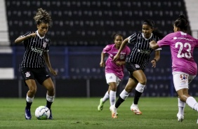 Ingryd e Victória no jogo contra o Santos, pelo Brasileirão Feminino