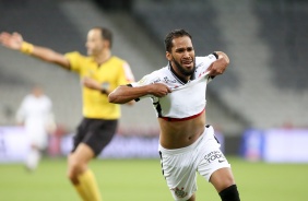 Everaldo comemorando seu gol contra o Athletico-PR, pelo Brasileiro