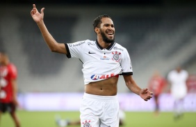 Everaldo eufórico com seu gol contra o Athletico-PR, no minutos finais do jogo