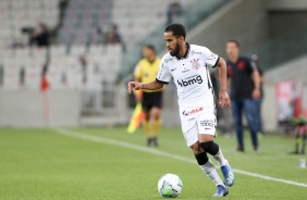 Everaldo no duelo contra o Athletico-PR, pelo Campeonato Brasileiro