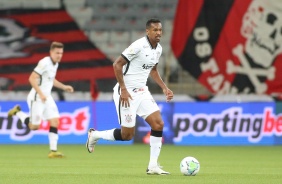 Jô no duelo contra o Athletico-PR, pelo Campeonato Brasileiro