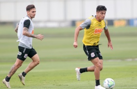 Gustavo e Roni na atividade da manhã desta quinta-feira no CT Dr. Joaquim Grava