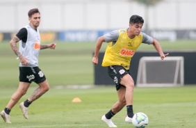 Gustavo Silva e Roni na atividade da manhã desta quinta-feira no CT Dr. Joaquim Grava