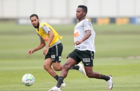 Everaldo e Cazares na atividade da manhã desta quinta-feira no CT Dr. Joaquim Grava