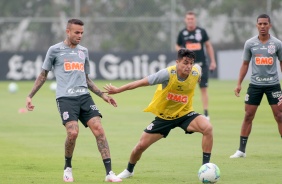 Luan e Roni na atividade da manhã desta quinta-feira no CT Joaquim Grava