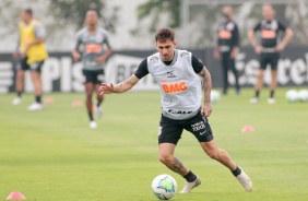Gustavo Silva na atividade da manhã desta quinta-feira no CT Dr. Joaquim Grava