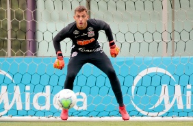 Treino de goleiros na atividade da manhã desta quinta-feira no CT Dr. Joaquim Grava