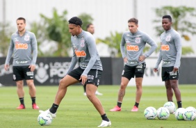 Éderson e companheiros no treino da tarde desta sexta-feira no CT Dr. Joaquim Grava