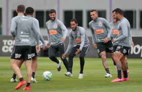 Everaldo e companheiros no treino da tarde desta sexta-feira no CT Dr. Joaquim Grava