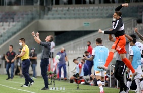 Mancini comemorando gol de Everaldo contra o Athletico-PR