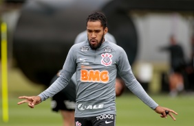 Everaldo no último treino do Corinthians antes do duelo contra o Flamengo