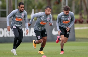 Everaldo, Otero e Gustavo Silva no último treino do Corinthians antes do duelo contra o Flamengo