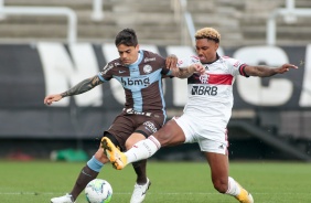 Fagner em disputa de jogada no jogo contra o Flamengo, na Neo Qumica Arena