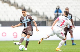 Gabriel no jogo contra o Flamengo, na Neo Qumica Arena