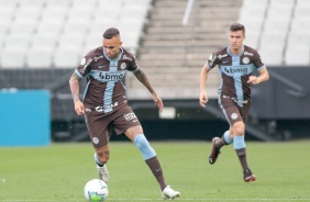 Luan no jogo contra o Flamengo, na Neo Qumica Arena