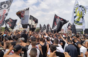 Torcedores lotaram a porta do CT Joaquim Grava