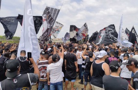 Torcedores lotaram a porta do CT Joaquim Grava neste domingo