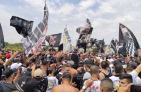 Torcedores lotaram a porta do Joaquim Grava neste domingo