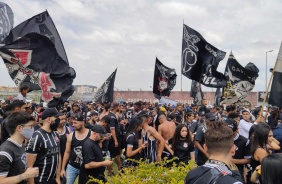 Torcida faz ato de apoio ao Corinthians na porta do CT