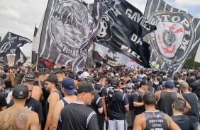 Torcida faz ato de apoio ao Corinthians na porta do CT