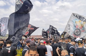 Torcida faz ato de apoio ao Corinthians na porta do CT