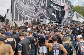 Torcida faz ato de apoio ao Corinthians na porta do CT