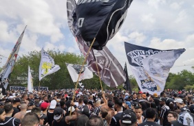 Torcida faz ato de apoio ao Corinthians na porta do CT