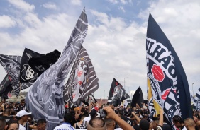 Torcida faz ato de apoio ao Corinthians na porta do CT