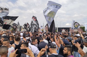 Torcida faz ato de apoio ao Corinthians na porta do CT