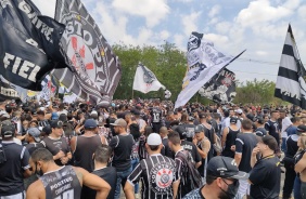 Torcida faz ato de apoio ao Corinthians na porta do CT