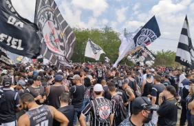 Torcida faz ato de apoio ao Corinthians na porta do CT