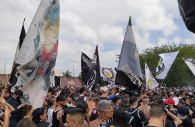 Torcida faz ato de apoio ao Corinthians na porta do CT