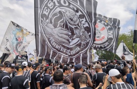 Torcida faz ato de apoio ao Corinthians na porta do CT