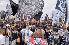 Torcida faz ato de apoio ao Corinthians na porta do CT