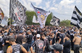 Torcida faz ato de apoio ao Corinthians na porta do CT