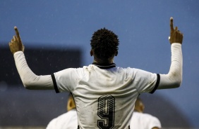 Cauê comemora seu gol contra o Santos, pelo Campeonato Brasileiro Sub-20