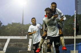Cauê e Vitinho comemorando gol contra o Santos