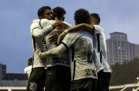 Jogadores do Sub-20 comemorando gol contra o Santos, pelo Brasileiro Sub-20