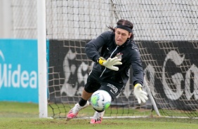 Arqueiro Cássio na atividade da tarde desta terça-feira (20), no CT Dr. Joaquim Grava