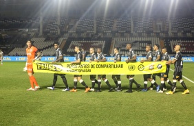 Jogadores do Corinthians entrando em campo na partida contra o Vasco