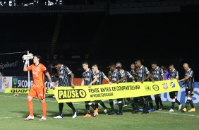 Jogadores do Corinthians entrando em campo na partida contra o Vasco